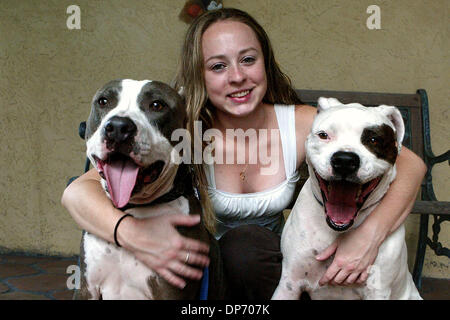 29. Oktober 2006; Lake Worth, FL, USA; MELODY OWENS, ein 22 Jahre Alter Student, läuft eine Tyrann Rasse zu retten Gruppe, dazu legen Sie oft geschmähte Pitbulls, American Bulldogs und anderen Bully-Rasse rettet. Sie ist für diesen Samstag ein Bewusstsein März organisieren. Sie erscheint hier mit zwei von ihren Hunden, Magnum (links) (Pitbull) und Maui (American Bulldog). Obligatorische Credit: Foto von Uma Sanghvi / Stockfoto