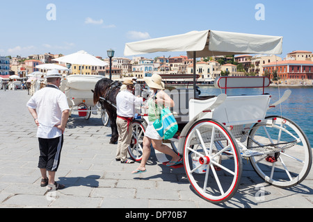 Touristen, die immer aus einem Wagen in der venezianischen Hafen von Chania nach einer Tour für die Altstadt, Insel Kreta, Griechenland Stockfoto