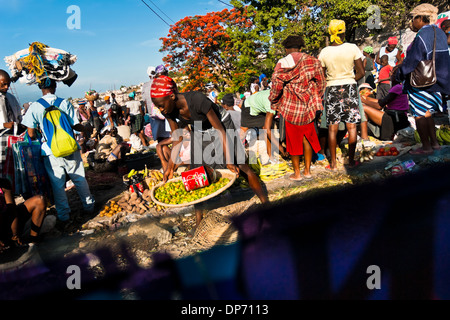 Eine haitianische Frau verkauft Gemüse auf dem Wochenmarkt in Port-au-Prince, Haiti. Stockfoto