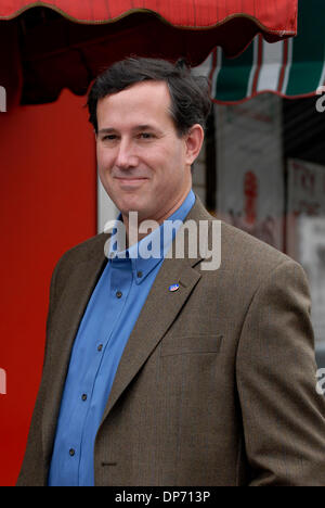 31. Oktober 2006; Pittsburgh, PA, USA; US-Senator RICK SANTORUM (R -PA) Kampagnen in der Nähe von Bloomfield, Pittsburgh Little Italy, Unterzeichnung eine Zusage, die Todessteuer aufzuheben. Mit nur 7 Tage vor den Zwischenwahlen, Pennsylvania ist immer noch eines der Sitze im Senat zu gewinnen im 7. November 2006 Zwischenwahlen. Santorum hat in den Umfragen mit seinen Oppone verfolgt Stockfoto