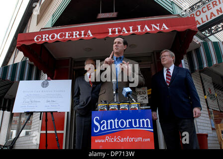 31. Oktober 2006; Pittsburgh, PA, USA; US-Senator RICK SANTORUM (R -PA) Kampagnen in der Nähe von Bloomfield, Pittsburgh Little Italy, Unterzeichnung eine Zusage, die Todessteuer aufzuheben. Mit nur 7 Tage vor den Zwischenwahlen, Pennsylvania ist immer noch eines der Sitze im Senat zu gewinnen im 7. November 2006 Zwischenwahlen. Santorum hat in den Umfragen mit seinen Oppone verfolgt Stockfoto