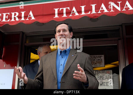 31. Oktober 2006; Pittsburgh, PA, USA; US-Senator RICK SANTORUM (R -PA) Kampagnen in der Nähe von Bloomfield, Pittsburgh Little Italy, Unterzeichnung eine Zusage, die Todessteuer aufzuheben. Mit nur 7 Tage vor den Zwischenwahlen, Pennsylvania ist immer noch eines der Sitze im Senat zu gewinnen im 7. November 2006 Zwischenwahlen. Santorum hat in den Umfragen mit seinen Oppone verfolgt Stockfoto