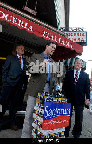 31. Oktober 2006; Pittsburgh, PA, USA; US-Senator RICK SANTORUM (R -PA) Kampagnen in der Nähe von Bloomfield, Pittsburgh Little Italy, Unterzeichnung eine Zusage, die Todessteuer aufzuheben. Mit nur 7 Tage vor den Zwischenwahlen, Pennsylvania ist immer noch eines der Sitze im Senat zu gewinnen im 7. November 2006 Zwischenwahlen. Santorum hat in den Umfragen mit seinen Oppone verfolgt Stockfoto