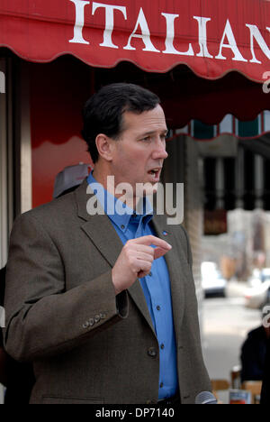 31. Oktober 2006; Pittsburgh, PA, USA; US-Senator RICK SANTORUM (R -PA) Kampagnen in der Nähe von Bloomfield, Pittsburgh Little Italy, Unterzeichnung eine Zusage, die Todessteuer aufzuheben. Mit nur 7 Tage vor den Zwischenwahlen, Pennsylvania ist immer noch eines der Sitze im Senat zu gewinnen im 7. November 2006 Zwischenwahlen. Santorum hat in den Umfragen mit seinen Oppone verfolgt Stockfoto