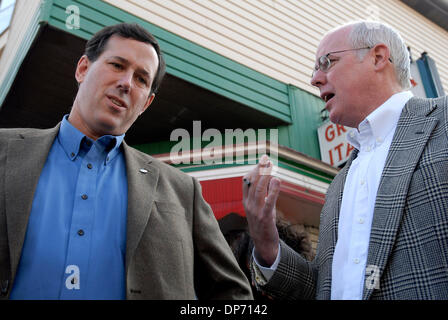 31. Oktober 2006; Pittsburgh, PA, USA; US-Senator RICK SANTORUM (R -PA) Kampagnen in der Nähe von Bloomfield, Pittsburgh Little Italy, Unterzeichnung eine Zusage, die Todessteuer aufzuheben. Mit nur 7 Tage vor den Zwischenwahlen, Pennsylvania ist immer noch eines der Sitze im Senat zu gewinnen im 7. November 2006 Zwischenwahlen. Santorum hat in den Umfragen mit seinen Oppone verfolgt Stockfoto