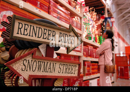 31. Oktober 2006; Atlanta, GA, USA; Weihnachts-Dekorationen-Items im Home Depot Schaufenster Store in Atlanta, gehören jetzt alle Läden waren, wie das Unternehmen Wachstum sucht. Obligatorische Credit: Foto von Robin Nelson/ZUMA Press. (©) Copyright 2006 von Robin Nelson Stockfoto