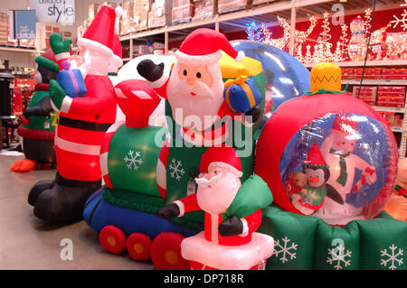 31. Oktober 2006; Atlanta, GA, USA; Weihnachts-Dekorationen-Items im Home Depot Schaufenster Store in Atlanta, gehören jetzt alle Läden waren, wie das Unternehmen Wachstum sucht. Obligatorische Credit: Foto von Robin Nelson/ZUMA Press. (©) Copyright 2006 von Robin Nelson Stockfoto