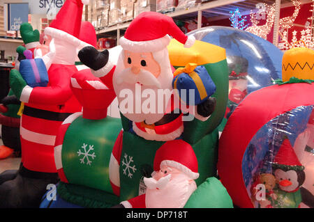 31. Oktober 2006; Atlanta, GA, USA; Weihnachts-Dekorationen-Items im Home Depot Schaufenster Store in Atlanta, gehören jetzt alle Läden waren, wie das Unternehmen Wachstum sucht. Obligatorische Credit: Foto von Robin Nelson/ZUMA Press. (©) Copyright 2006 von Robin Nelson Stockfoto