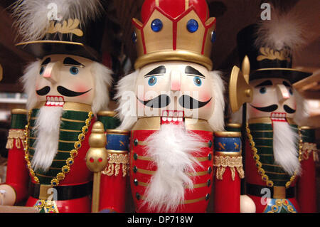 31. Oktober 2006; Atlanta, GA, USA; Weihnachts-Dekorationen-Items im Home Depot Schaufenster Store in Atlanta, gehören jetzt alle Läden waren, wie das Unternehmen Wachstum sucht. Obligatorische Credit: Foto von Robin Nelson/ZUMA Press. (©) Copyright 2006 von Robin Nelson Stockfoto