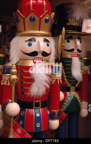 31. Oktober 2006; Atlanta, GA, USA; Weihnachts-Dekorationen-Items im Home Depot Schaufenster Store in Atlanta, gehören jetzt alle Läden waren, wie das Unternehmen Wachstum sucht. Obligatorische Credit: Foto von Robin Nelson/ZUMA Press. (©) Copyright 2006 von Robin Nelson Stockfoto
