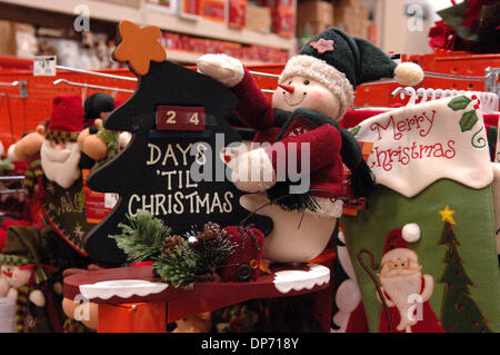 31. Oktober 2006; Atlanta, GA, USA; Weihnachts-Dekorationen-Items im Home Depot Schaufenster Store in Atlanta, gehören jetzt alle Läden waren, wie das Unternehmen Wachstum sucht. Obligatorische Credit: Foto von Robin Nelson/ZUMA Press. (©) Copyright 2006 von Robin Nelson Stockfoto