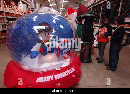 31. Oktober 2006; Atlanta, GA, USA; Weihnachts-Dekorationen-Items im Home Depot Schaufenster Store in Atlanta, gehören jetzt alle Läden waren, wie das Unternehmen Wachstum sucht. Obligatorische Credit: Foto von Robin Nelson/ZUMA Press. (©) Copyright 2006 von Robin Nelson Stockfoto