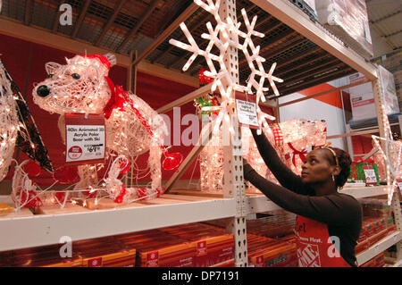 31. Oktober 2006; Atlanta, GA, USA; Weihnachts-Dekorationen-Items im Home Depot Schaufenster Store in Atlanta, gehören jetzt alle Läden waren, wie das Unternehmen Wachstum sucht. Obligatorische Credit: Foto von Robin Nelson/ZUMA Press. (©) Copyright 2006 von Robin Nelson Stockfoto