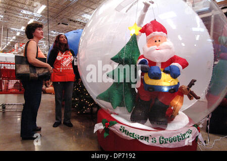 31. Oktober 2006; Atlanta, GA, USA; Weihnachts-Dekorationen-Items im Home Depot Schaufenster Store in Atlanta, gehören jetzt alle Läden waren, wie das Unternehmen Wachstum sucht. Obligatorische Credit: Foto von Robin Nelson/ZUMA Press. (©) Copyright 2006 von Robin Nelson Stockfoto