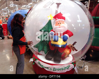 31. Oktober 2006; Atlanta, GA, USA; Weihnachts-Dekorationen-Items im Home Depot Schaufenster Store in Atlanta, gehören jetzt alle Läden waren, wie das Unternehmen Wachstum sucht. Obligatorische Credit: Foto von Robin Nelson/ZUMA Press. (©) Copyright 2006 von Robin Nelson Stockfoto