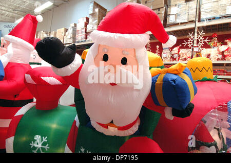 31. Oktober 2006; Atlanta, GA, USA; Weihnachts-Dekorationen-Items im Home Depot Schaufenster Store in Atlanta, gehören jetzt alle Läden waren, wie das Unternehmen Wachstum sucht. Obligatorische Credit: Foto von Robin Nelson/ZUMA Press. (©) Copyright 2006 von Robin Nelson Stockfoto