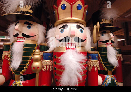 31. Oktober 2006; Atlanta, GA, USA; Weihnachts-Dekorationen-Items im Home Depot Schaufenster Store in Atlanta, gehören jetzt alle Läden waren, wie das Unternehmen Wachstum sucht. Obligatorische Credit: Foto von Robin Nelson/ZUMA Press. (©) Copyright 2006 von Robin Nelson Stockfoto