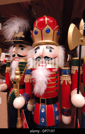 31. Oktober 2006; Atlanta, GA, USA; Weihnachts-Dekorationen-Items im Home Depot Schaufenster Store in Atlanta, gehören jetzt alle Läden waren, wie das Unternehmen Wachstum sucht. Obligatorische Credit: Foto von Robin Nelson/ZUMA Press. (©) Copyright 2006 von Robin Nelson Stockfoto