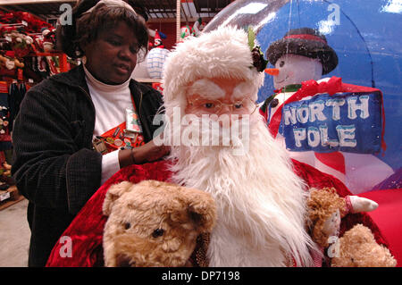 31. Oktober 2006; Atlanta, GA, USA; Weihnachts-Dekorationen-Items im Home Depot Schaufenster Store in Atlanta, gehören jetzt alle Läden waren, wie das Unternehmen Wachstum sucht. Obligatorische Credit: Foto von Robin Nelson/ZUMA Press. (©) Copyright 2006 von Robin Nelson Stockfoto