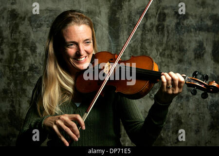 17. Oktober 2006; San Diego, CA, USA; JUDY GAUKEL ist ein Violinst für die La Jolla Symphonie.  Obligatorische Credit: Foto von K.C. Alfred/SDU-T/ZUMA Press. (©) Copyright 2006 by SDU-T Stockfoto