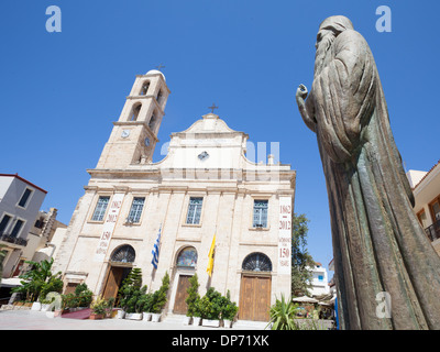 Kirche der drei Märtyrer in der Altstadt von Chania, Kreta, Griechenland. Ökumenischer Patriarch Athinagoras ich Statue im Vordergrund. Stockfoto