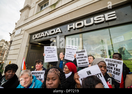 Menschenrechtlerin: Peter Tatchell, schließt sich den Protest mit anderen Gay-Rechte/LGBTI-Unterstützern im ugandischen Hochkommissariat Stockfoto