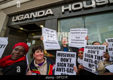 Menschenrechtlerin: Peter Tatchell, schließt sich den Protest mit anderen Gay-Rechte/LGBTI-Unterstützern im ugandischen Hochkommissariat Stockfoto