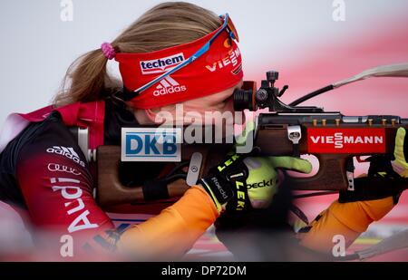 Ruhpolding, Deutschland. 8. Januar 2014. Deutschlands Franziska Hildebrand zielt auf dem Schießstand bei den Frauen 4 x 6 km Staffelwettkampf während der Biathlon-Weltcup in der Chiemgau Arena in Ruhpolding, Deutschland, 8. Januar 2014. Foto: SVEN HOPPE/Dpa/Alamy Live News Stockfoto