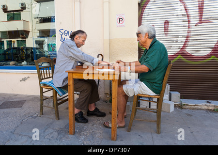 Zwei Personen spielen traditionelle Backgammonspiel in den Straßen von Chania, Kreta, Griechenland Stockfoto