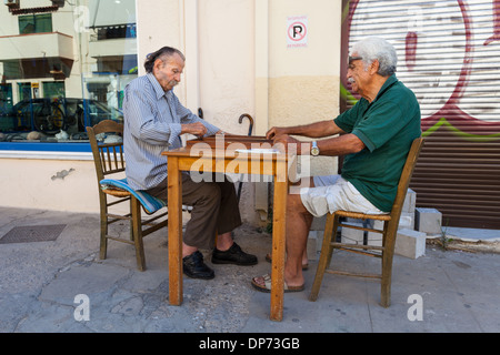 Zwei Personen spielen traditionelle Backgammonspiel in den Straßen von Chania, Kreta, Griechenland Stockfoto