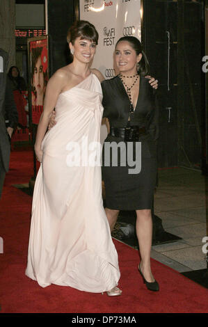 1. November 2006; Los Angeles, Kalifornien, USA; Schauspielerinnen PENELOPE CRUZ und SALMA HAYEK bei der AFI Fest 2006 Hommage an Penelope Cruz auf der "Volver" Los Angeles Premiere statt im Kino ArcLight Hollywood. Obligatorische Credit: Foto von Paul Fenton/ZUMA KPA... (©) Copyright 2006 von Paul Fenton Stockfoto