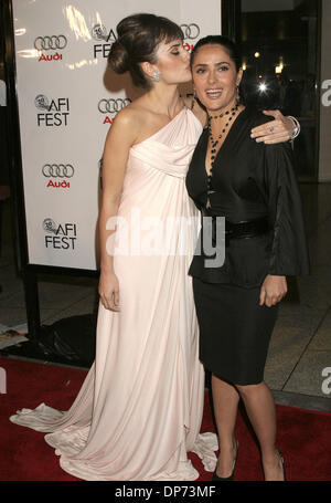 1. November 2006; Los Angeles, Kalifornien, USA; Schauspielerinnen PENELOPE CRUZ und SALMA HAYEK bei der AFI Fest 2006 Hommage an Penelope Cruz auf der "Volver" Los Angeles Premiere statt im Kino ArcLight Hollywood. Obligatorische Credit: Foto von Paul Fenton/ZUMA KPA... (©) Copyright 2006 von Paul Fenton Stockfoto