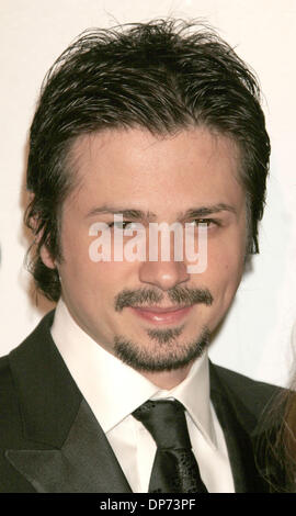 1. November 2006; Los Angeles, Kalifornien, USA;  Schauspieler FREDDY RODRIGUEZ bei der AFI Fest 2006 Opening Night Gala für den "Bobby" Los Angeles Premiere statt an Graumans Chinese Theater, Hollywood. Obligatorische Credit: Foto von Paul Fenton/ZUMA KPA... (©) Copyright 2006 von Paul Fenton Stockfoto