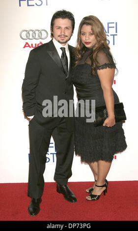 1. November 2006; Los Angeles, Kalifornien, USA;  Schauspieler FREDDY RODRIGUEZ und Frau bei der AFI Fest 2006 Opening Night Gala für den "Bobby" Los Angeles Premiere statt an Graumans Chinese Theater, Hollywood. Obligatorische Credit: Foto von Paul Fenton/ZUMA KPA... (©) Copyright 2006 von Paul Fenton Stockfoto