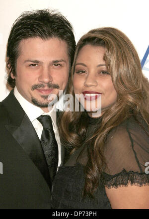 1. November 2006; Los Angeles, Kalifornien, USA;  Schauspieler FREDDY RODRIGUEZ und Frau bei der AFI Fest 2006 Opening Night Gala für den "Bobby" Los Angeles Premiere statt an Graumans Chinese Theater, Hollywood. Obligatorische Credit: Foto von Paul Fenton/ZUMA KPA... (©) Copyright 2006 von Paul Fenton Stockfoto