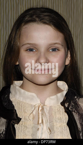 OSCARS 2007 - Schauspielerin in einer Nebenrolle. Kandidat: ABIGAIL BRESLIN - Little Miss Sunshine. NOMINIERTEN ROLLE. Abigail Breslin spielt Olive, eine hell optimistisch sieben-jährige, die Träume von Reisen nach Kalifornien und konkurrieren in der Little Miss Sunshine-Festzug. Auf dem Bild: 1. November 2006; Beverly Hills, CA, USA; Schauspielerin ABIGAIL BRESLIN in der Casting Society of America es 22. Kunst Stockfoto