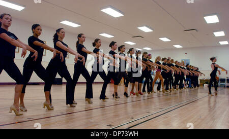 2. November 2006; MANHATTAN, NY, USA; Radio City Rockettes Proben die Szene 12 Days Of Christmas von der kommenden Saison von der "Radio City Christmas Spectacular".  Obligatorische Credit: Foto von Bryan Smith/ZUMA Press. (©) Copyright 2006 von Bryan Smith Stockfoto