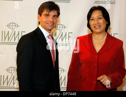 2. November 2006; Beverly Hills, CA, USA; Politischer Berater GEORGE STEPHANOPOULOS und GAO YU, wirtschaftlicher und politischer Reporter aus China und dem IWMF 2006 Mut Award ausgezeichnet. Obligatorische Credit: Foto von J. P. Yim/ZUMA Press. (©) Copyright 2006 von J. P. Yim Stockfoto