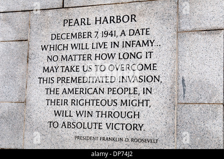 Eine Inschrift über Pearl Harbor National World War II Memorial in Washington DC, USA Stockfoto