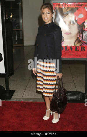 1. November 2006; Los Angeles, Kalifornien, USA;  Schauspielerin EVA MENDES bei der AFI Fest 2006 Hommage an Penelope Cruz auf der "Volver" Los Angeles Premiere statt im Kino ArcLight Hollywood. Obligatorische Credit: Foto von Paul Fenton/ZUMA KPA... (©) Copyright 2006 von Paul Fenton Stockfoto