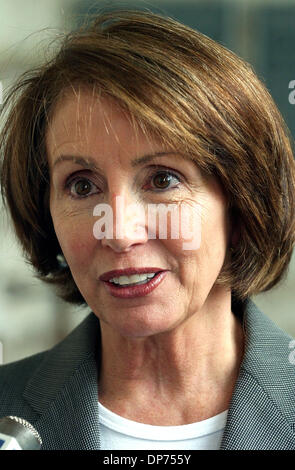 8. November 2006; Demokratische Kongressabgeordnete NANCY PELOSI macht Geschichtsbücher immer die erste Sprecherin des Repräsentantenhauses. Im Bild: House Minority Leader NANCY PELOSI bietet ihre Gedanken über die letzten Änderungen auf Medicare, San Antonio, TX. Obligatorische Credit: Foto von Tom Reel/San Antonio Express-News/ZUMA Press. (©) Copyright 2004 von Tom Reel/San Antonio Express-N Stockfoto