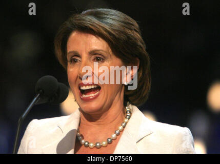 8. November 2006; Demokratische Kongressabgeordnete NANCY PELOSI macht Geschichtsbücher immer die erste Sprecherin des Repräsentantenhauses. Im Bild: Haus demokratische Führer NANCY PELOSI bei der Democratic National Convention 2004 abgehaltenen Fleet Center, Boston, MA. Obligatorische Credit: Foto von Nancy Kaszerman/ZUMA Press. (©) Copyright 2004 by Nancy Kaszerman Stockfoto