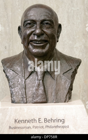 Eine Büste des Kenneth E Behring im National Museum of American History in Washington DC, USA Stockfoto