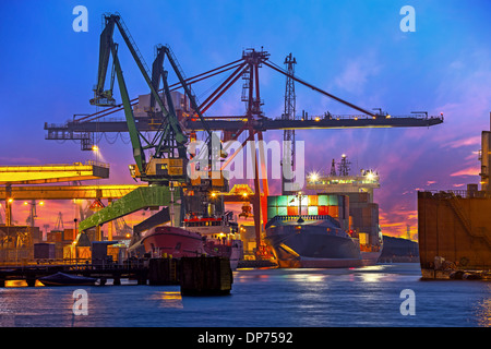 Das Entladen eines Containerschiffes bei einem großen Hafen terminal. Stockfoto