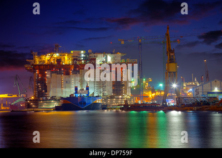 Eine Ölbohrinsel im Bau in der Werft von Danzig, Polen. Stockfoto