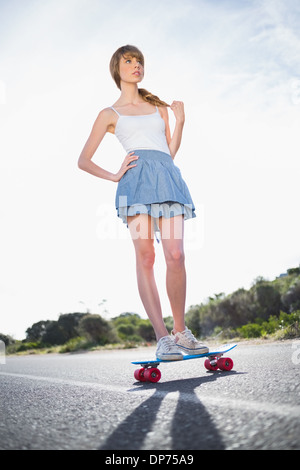 Coole Skater-Girl steht auf ihrem Skateboard zu tun Stockfoto