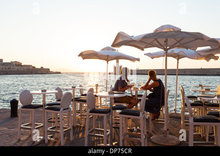 Ein Drink in einem Pub in den venezianischen Hafen von Chania bei Sonnenuntergang, Insel Kreta, Griechenland Stockfoto