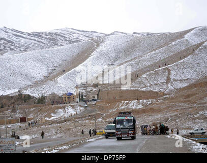 Quetta, Pakistan. 8. Januar 2014. Ansicht der Provinzhauptstadt Quetta nach Schneefall die mehr die Temperatur unter minus 13 Grad Celsius, aber auf der anderen Seite sinkt machen die Menschen speziell Kinder genießen das Wetter, sie versammeln sich in offenen Gebieten bei Schneefall sowie Wandern auf Hügeln, auf Mittwoch, 8. Januar 2014 zu spielen. Manche Menschen bekommen zitterte, während kalt und verbrannt Feuer um sie warm zu halten, aber einige waren Schneefall indem Schneemann und Tieren genießen. Bildnachweis: Asianet-Pakistan/Alamy Live-Nachrichten Stockfoto