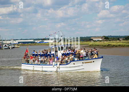 Passagiere auf ein Vergnügen cruise Boot bei Maldon, Fluß Blackwater, Essex. Stockfoto