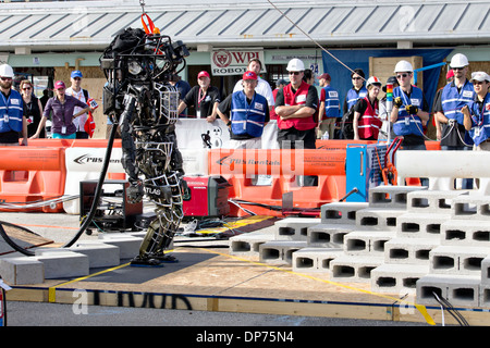 Boston dynamischer Atlas Roboter während der DARPA Rescue Robot Showdown auf dem Homestead-Miami Speedway 20. Dezember 2013 in Homestead, FL. Die DARPA-Veranstaltung soll Teams Roboter zu entwerfen, die humanitäre Hilfe, Katastrophenhilfe und damit verbundene Geschäfte durchführen wird herausfordern. Stockfoto